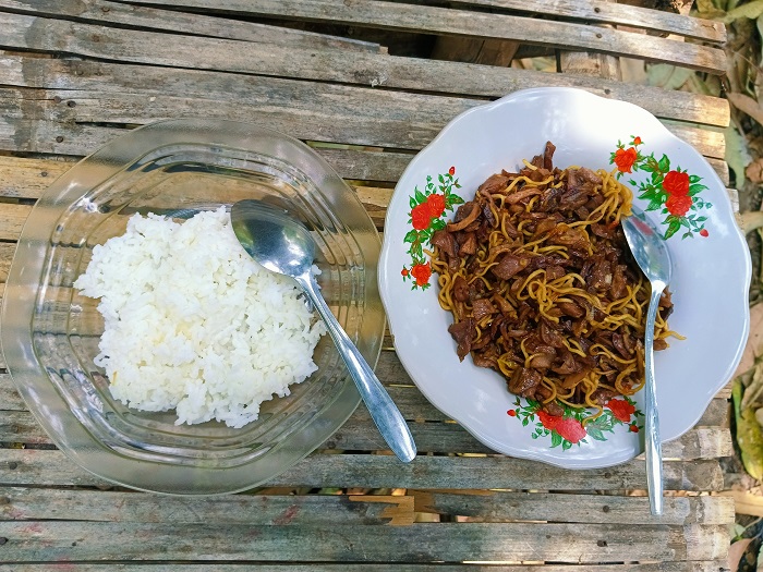 NIKMAT: Krecek podang yang dimasak tumis dan dipadu dengan mi.