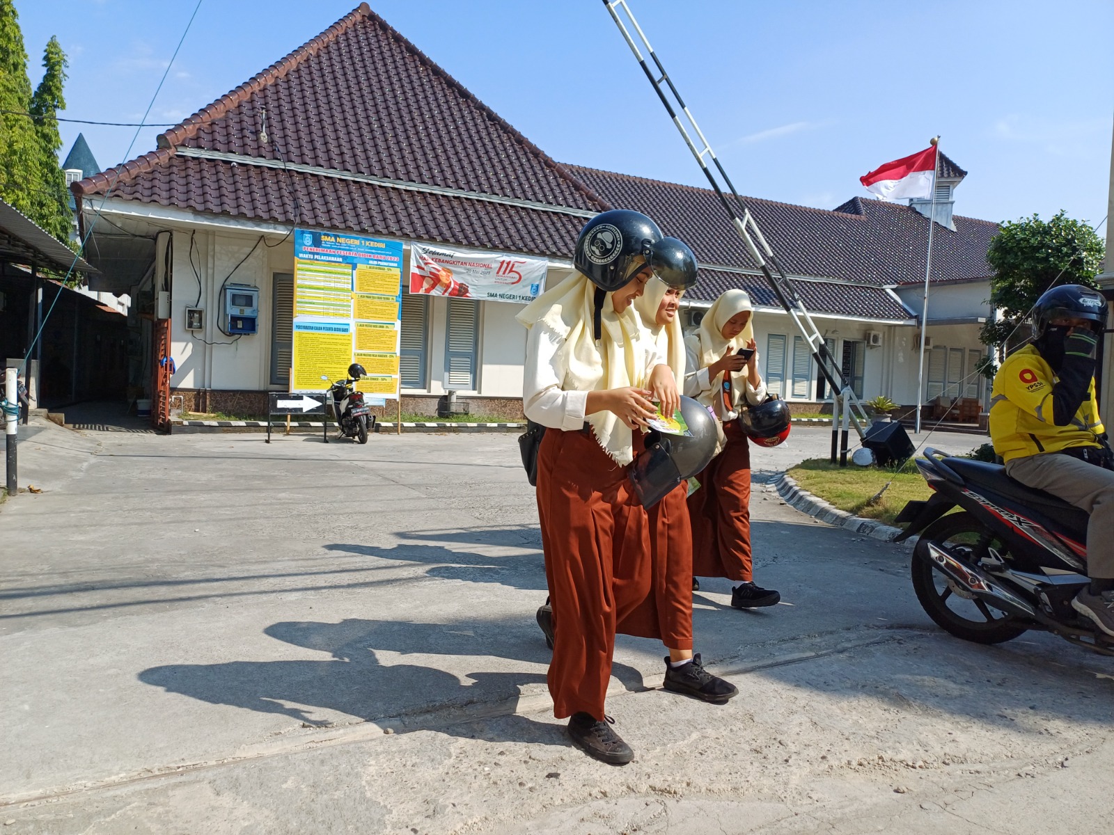 PEMILIH PEMULA: Siswi SMAN 1 Kota Kediri pulang sekolah. KPU Kota Kediri akan menggencarkan sosialisasi kepada pemilih pemula karena mencapai 46 persen dari DPT.