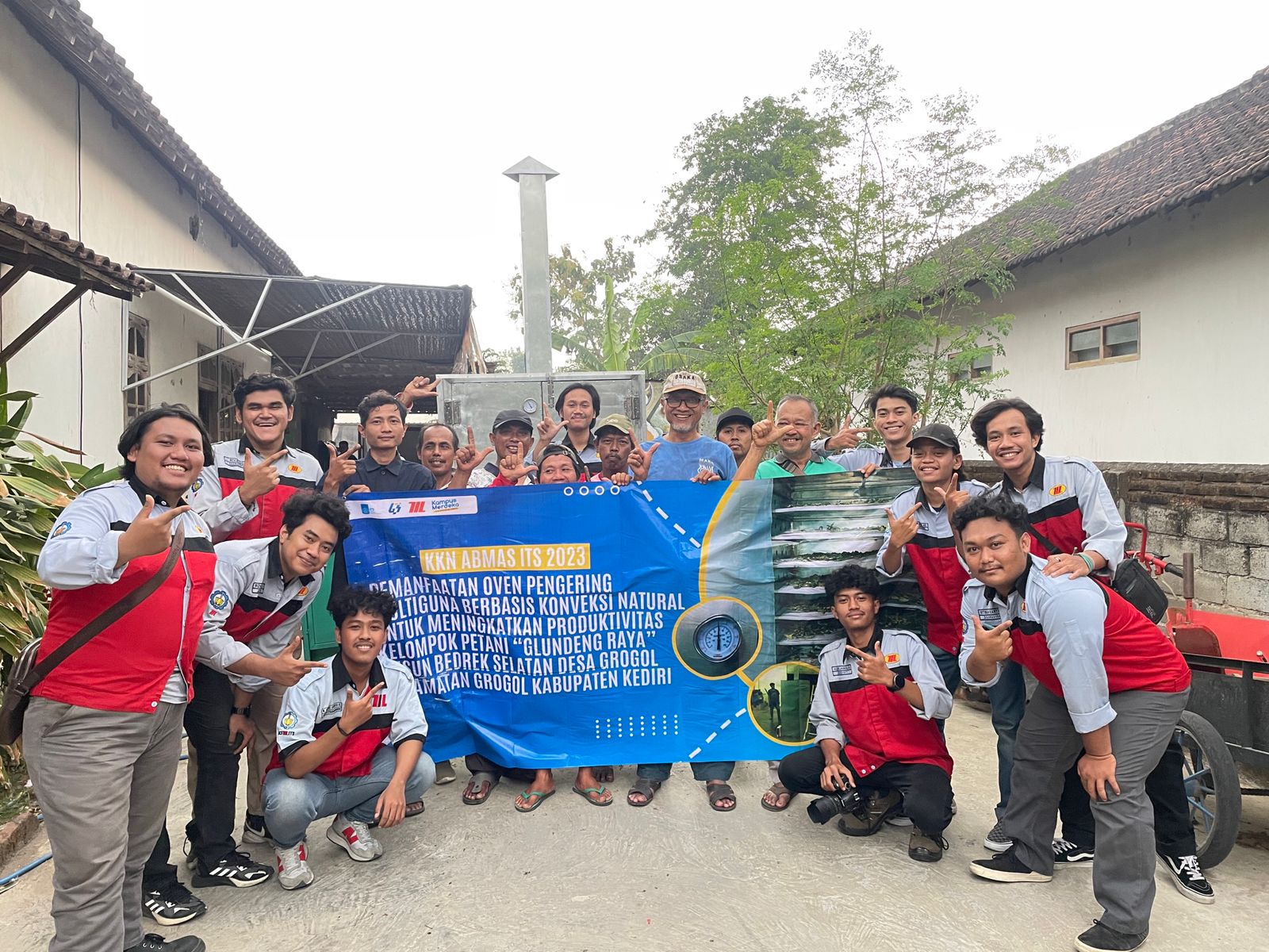 KOLEKTIF: Tim Abmas DTMI ITS Surabaya berfoto bersama warga di area industri pembuatan tembakau Dusun Bedrek Selatan, Desa Grogol Kabupaten Kediri (12/11).