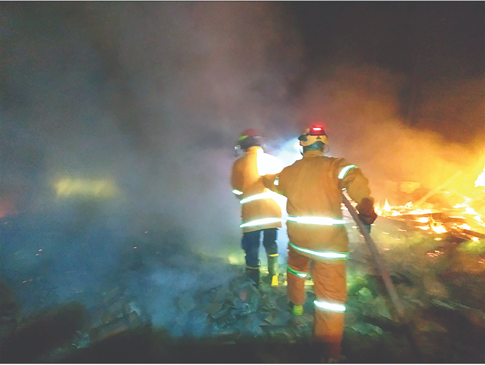 BERKOBAR: Petugas Damkarmat Kabupaten Nganjuk berusaha memadamkan si jago merah yang melalap rumah Suparman, warga Desa Dawuhan, Kecamatan Jatikalen (19/11).