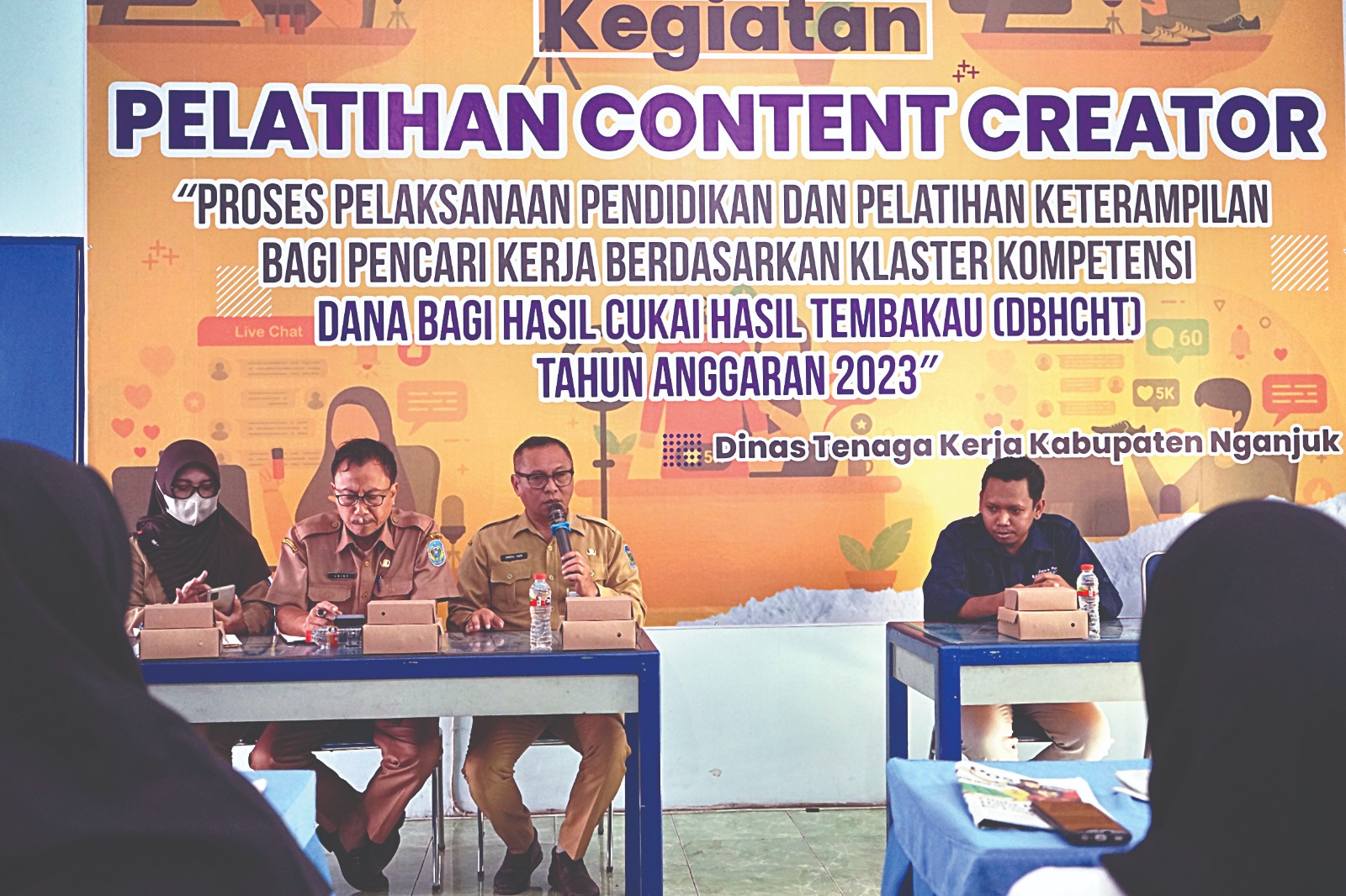 KREATIF: Plt Kepala Disnaker Samsul Huda membuka pelatihan Content Creator kemarin.