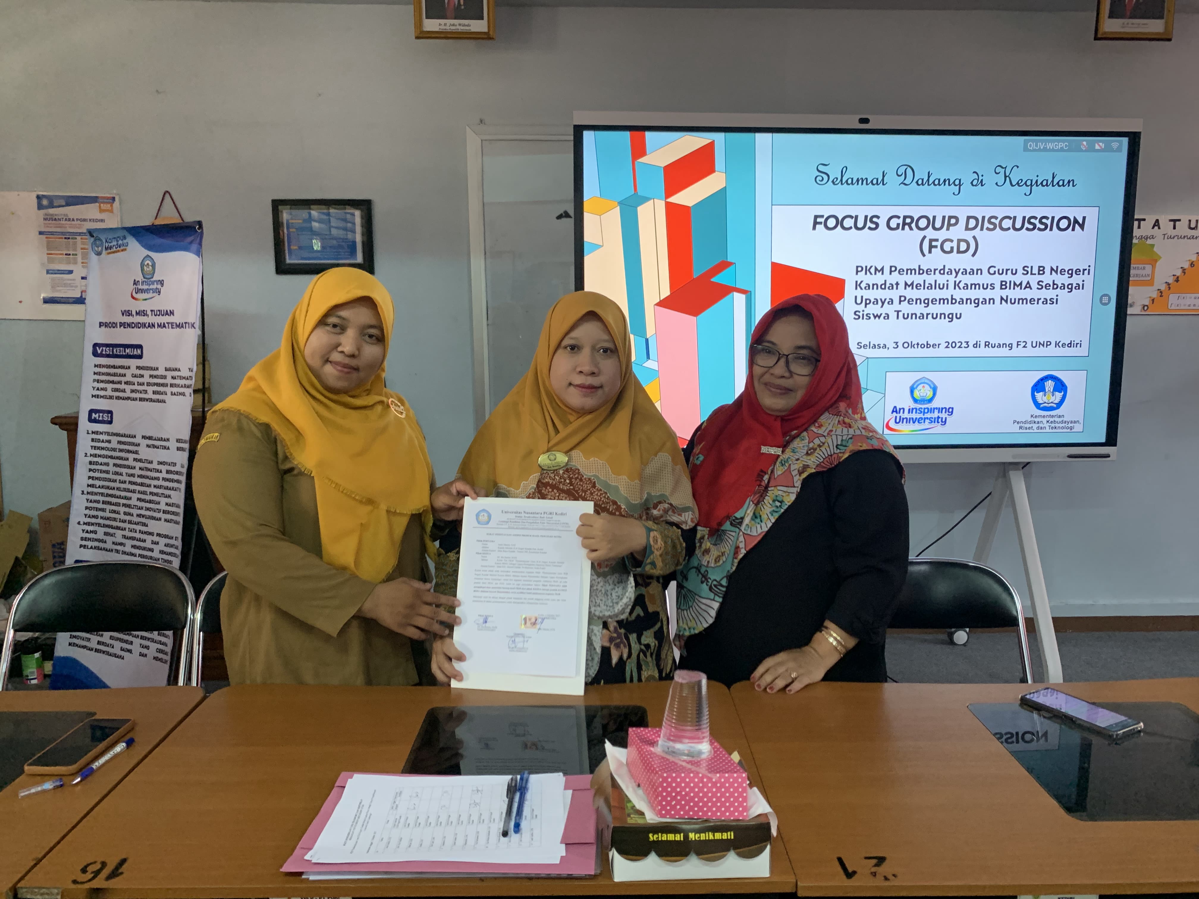 KOLABORATIF: Penyerahan produk kamus Bima dari Ketua PKM UNP Kediri kepada Kepala SLB Negeri Kandat didedikasikan Ketua LPPM UNP Kediri.