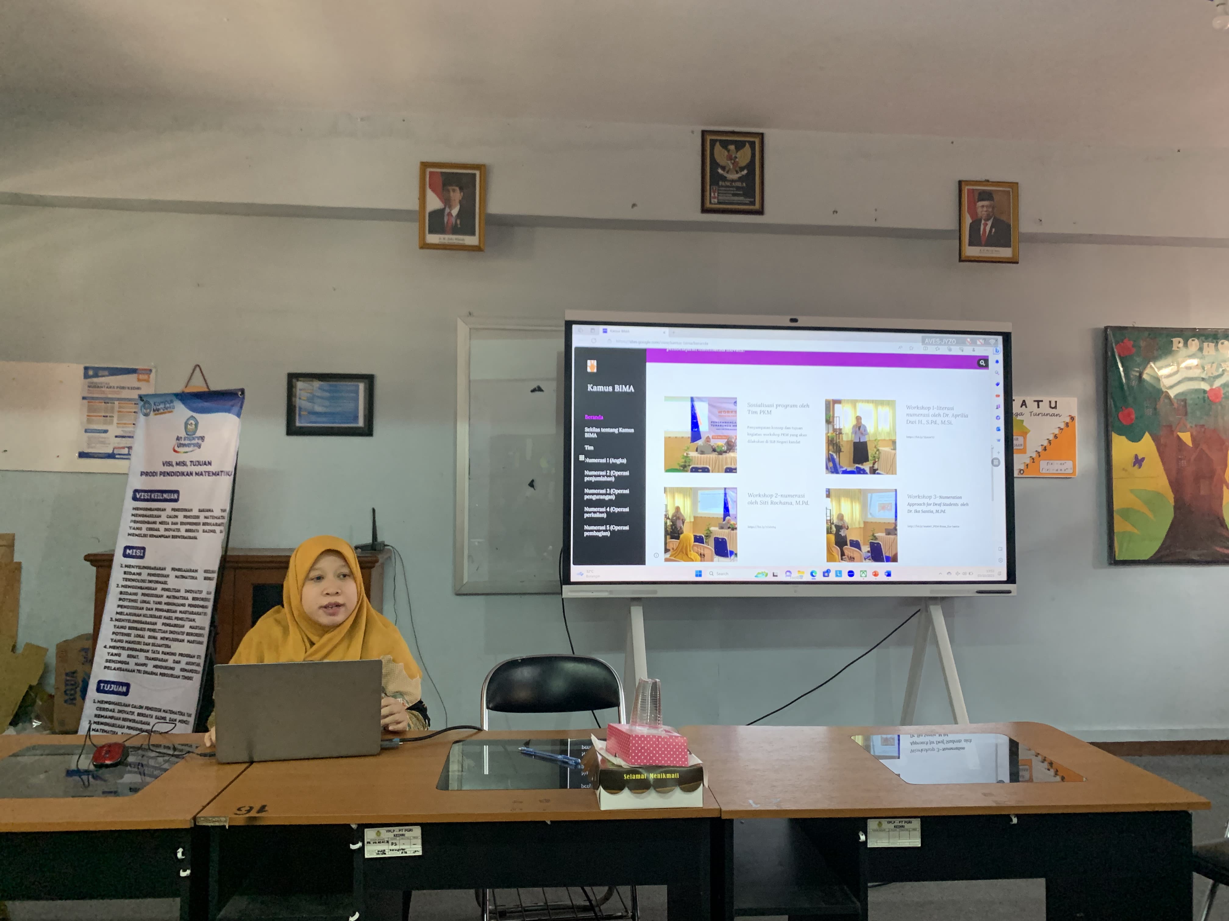 FOKUS: Ketua Tim PKM UNP Kediri Dr Ika Santia, MPd saat mengisi materi FGD di hadapan guru SLB Negeri Kandat.