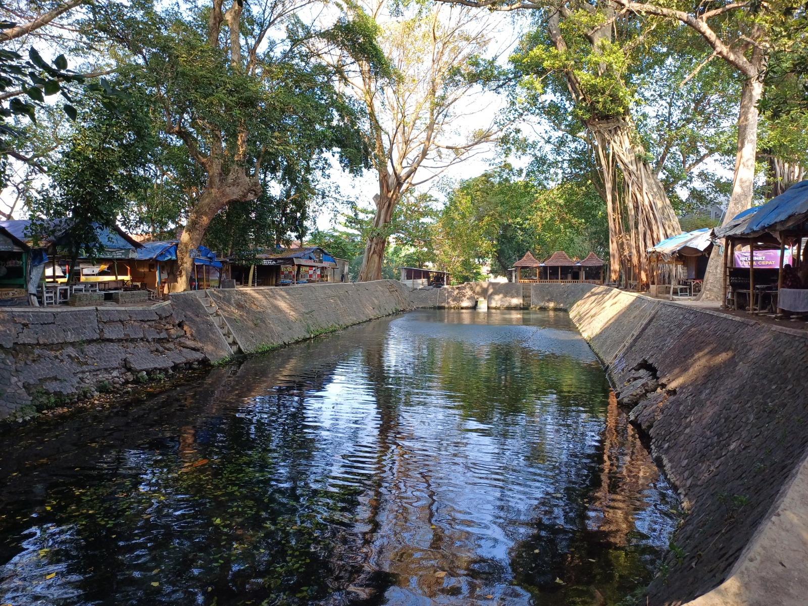 RINDANG: Suasana sejuk di Sumber Dlopo di Desa Karangrejo, Ngasem.