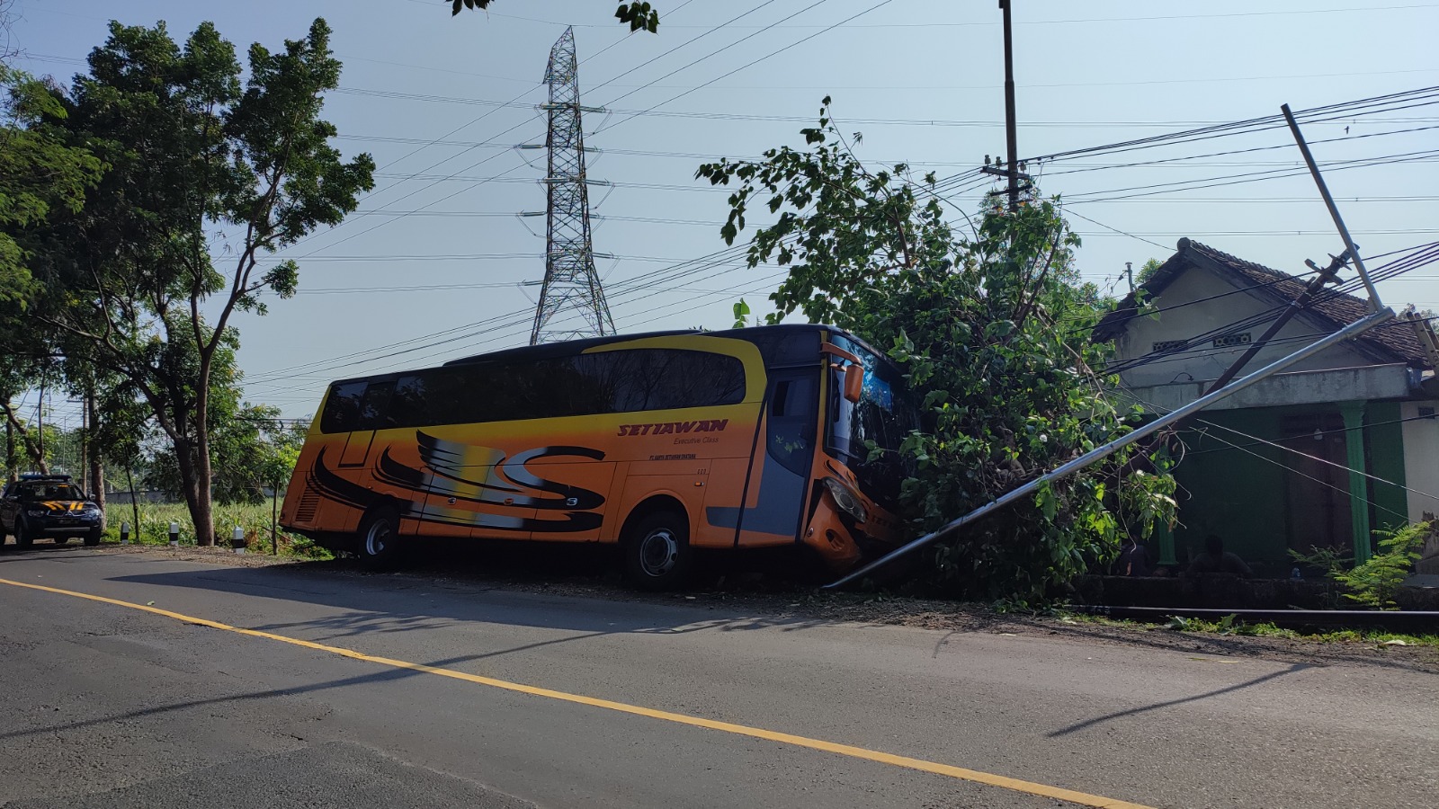 NYUNGSEP: Bus Pariwisata Setiawan menabrak tiang dan pohon setelah menghindari truk di jalan raya Kediri-Mengkreng Desa Mranggen, Purwoasri kemarin.
