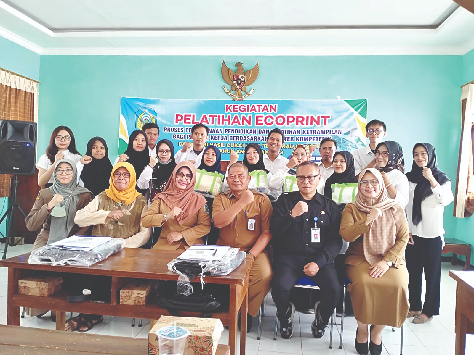 SEMANGAT: Plt Kepala Disnaker Samsul Huda foto bersama peserta pelatihan ecoprint yang menggunakan dana dari DBHCHT 2023.