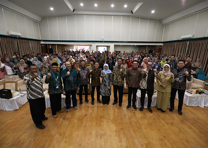 LINDUNGI PEDAGANG: Rektor Uniska Bambang Yulianto (3 dari kiri), Direktur Keuangan BRI Insurance Sony Harsono (4 dari kiri), CEO Jawa Pos Media Leak Kustiyo (5 dari kiri), Wabup Dewi Mariya Ulfa (teng