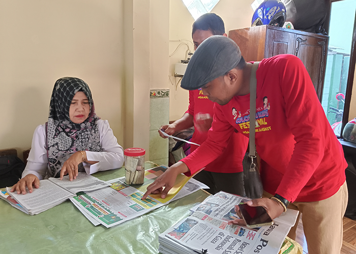 BEBER JUKNIS: Panitia Festival Colour Kids menyerahkan material lomba mewarnai dan kolase ke KKM Ngasem.