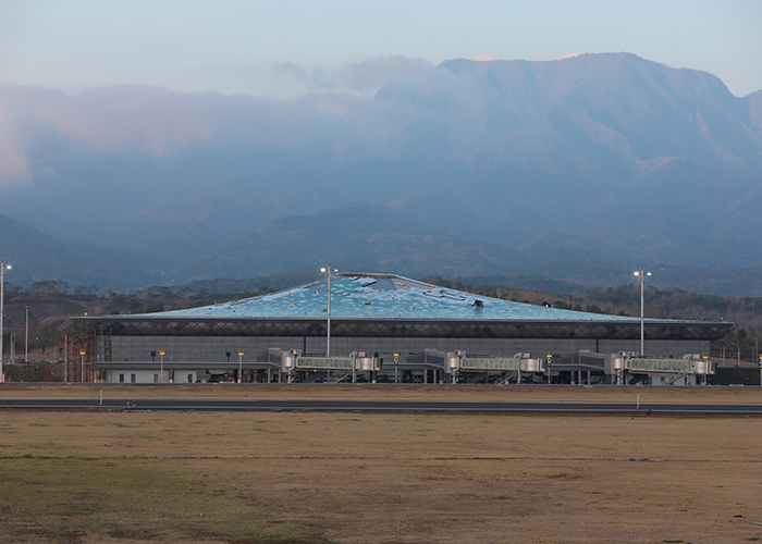BELUM TUNTAS: Sejumlah pekerja harus menyelesaikan pemasangan panel atap di terminal penumpang Bandara Internasional Dhoho Kediri. Proyek strategis nasional itu rencananya akan dioperasikan sebelum Na
