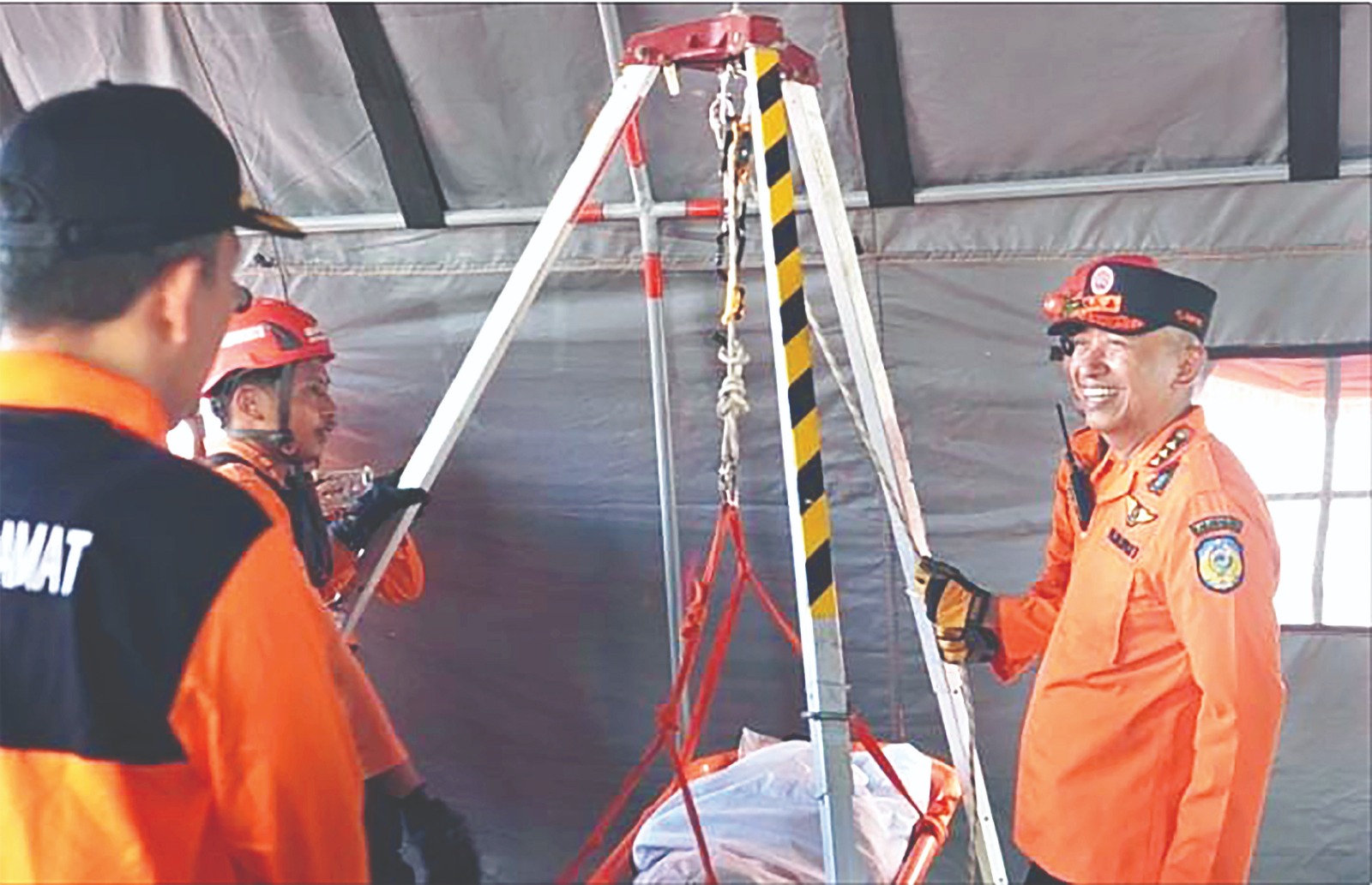 BERI RASA AMAN: Mas Bupati Handoko mengecek peralatan rescue saat apel kesiapsiagaan.