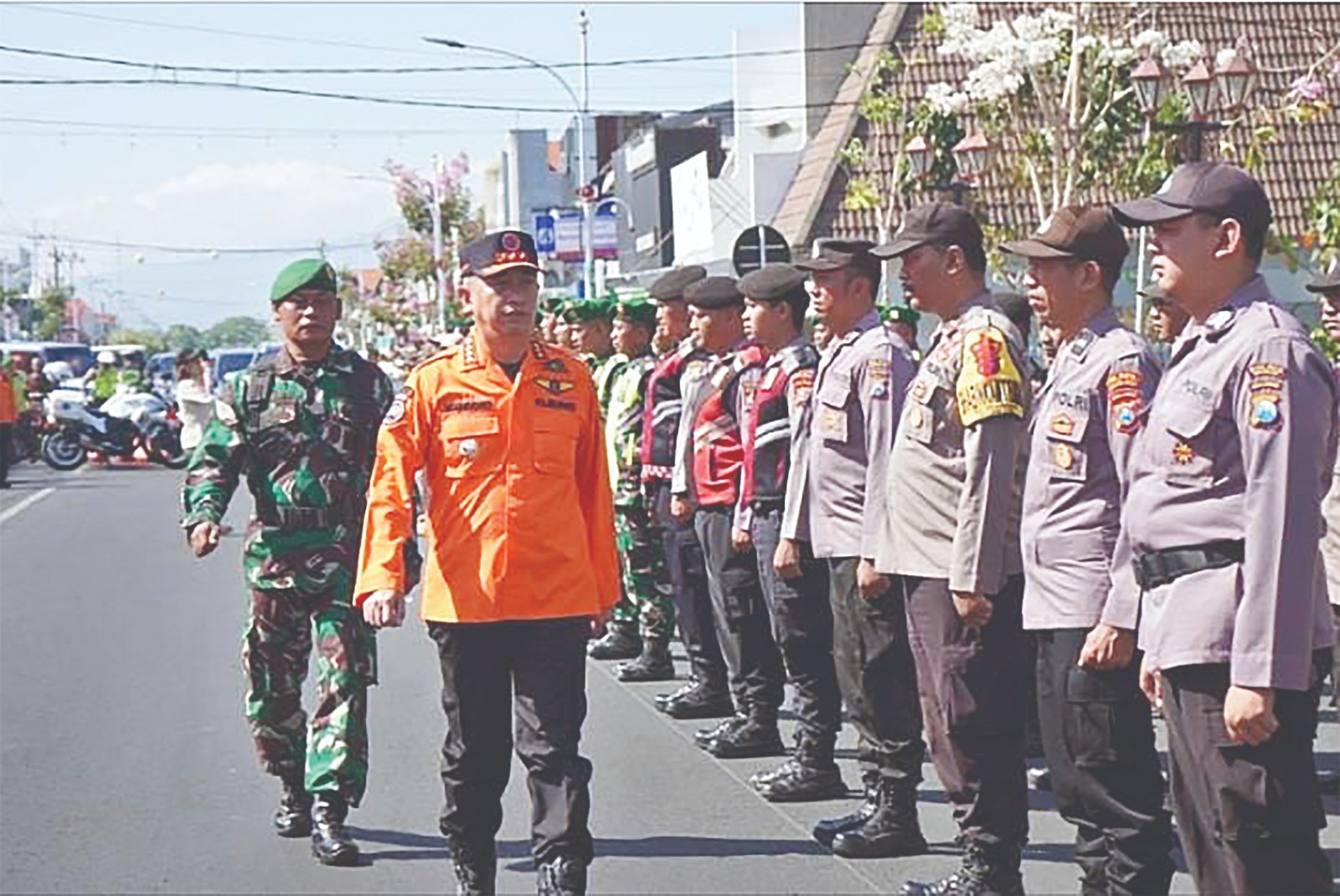 GELAR PASUKAN: Pj Bupati Sri Handoko Taruna memimpin apel kesiapsiagaan bencana kemarin.