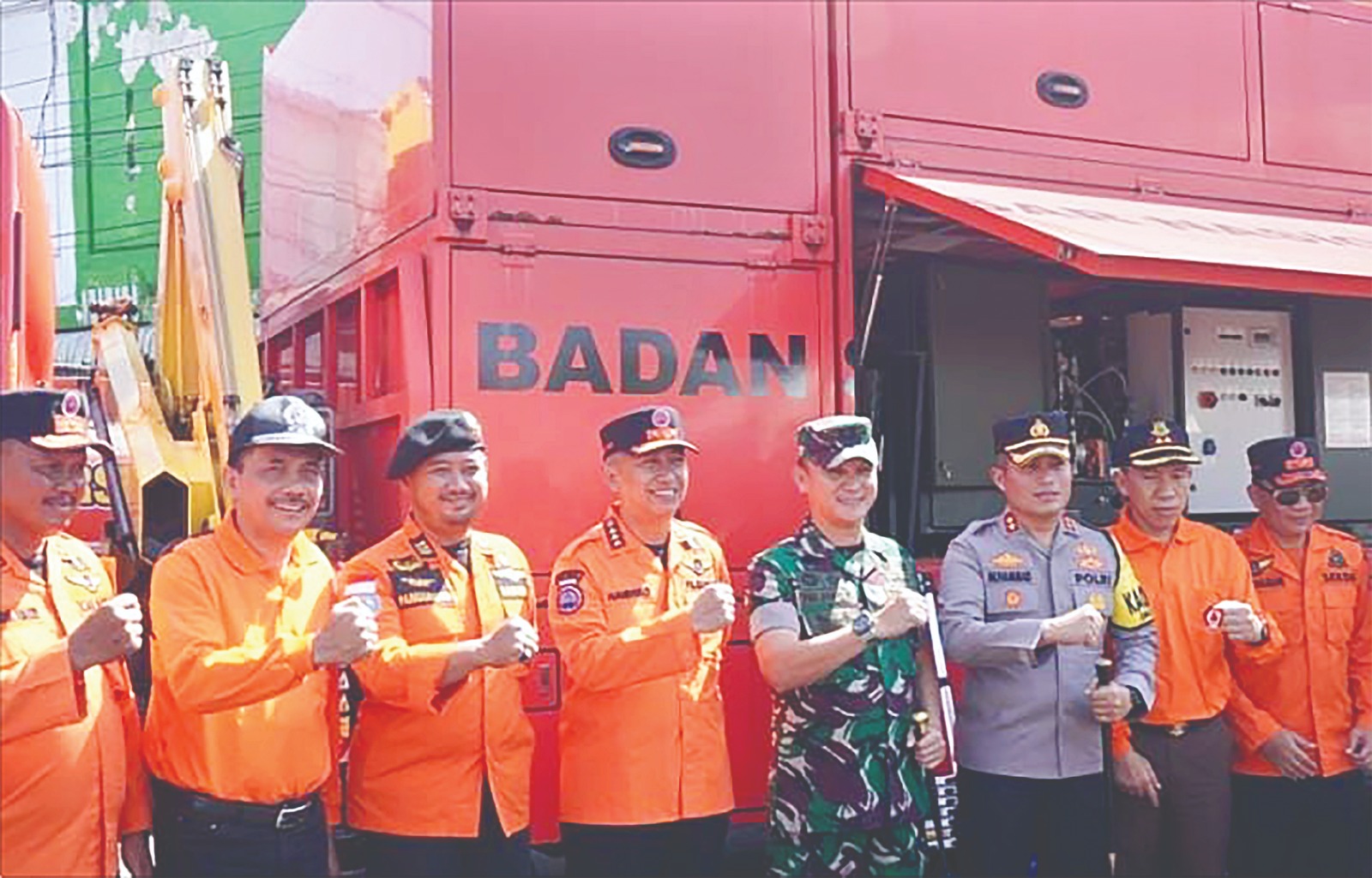 SIAP LINDUNGI WARGA: Mas Bupati Handoko foto bersama Forkopimda Kabupaten Nganjuk saat apel kemarin.