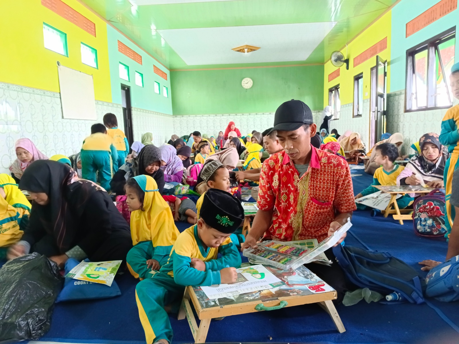 BERI DUKUNGAN: Sejumlah orang tua ikut mendampingi anak-anak di RA Kusuma Mulia Desa Turus, Gurah yang kemarin mengikuti lomba mewarnai Festival Colour Kids.