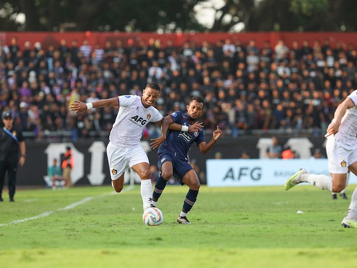 SIAP TEMPUR: Pemain Persik Kediri Renan Silva saat menghadapi Arema FC pada putaran pertama. Macan Putih bertekad raih kemenangan lagi atas Singo Edan.