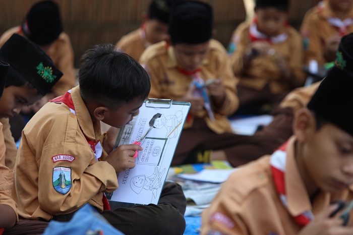 ANTUSIAS: Siswa MI Nabatul Ulum Desa Siman, Kepung berkreasi membuat kolase pada Sabtu (25/11) lalu.