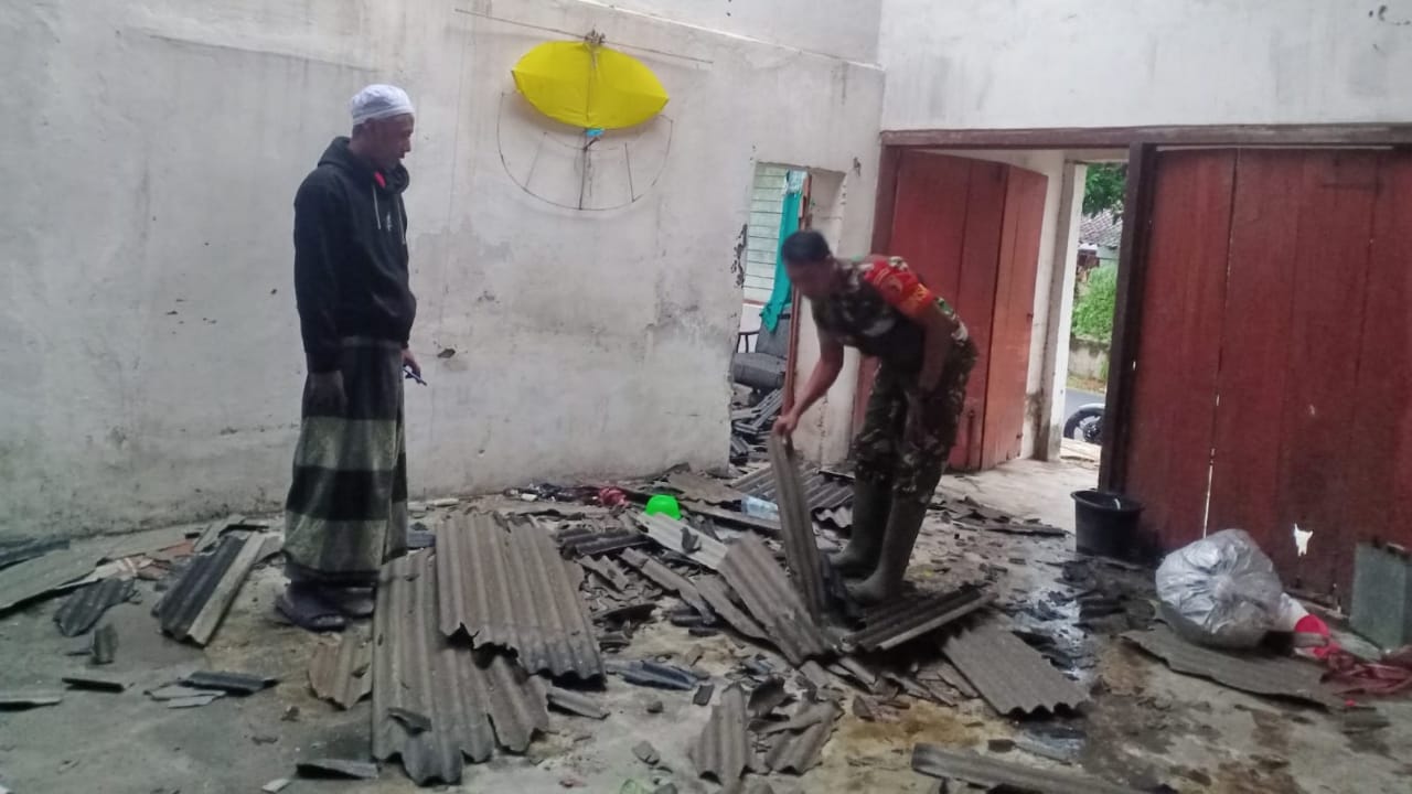RUSAK: Atap rumah warga Desa Setonorejo, Kras rusak setelah tertimpa potongan dahan pohon.