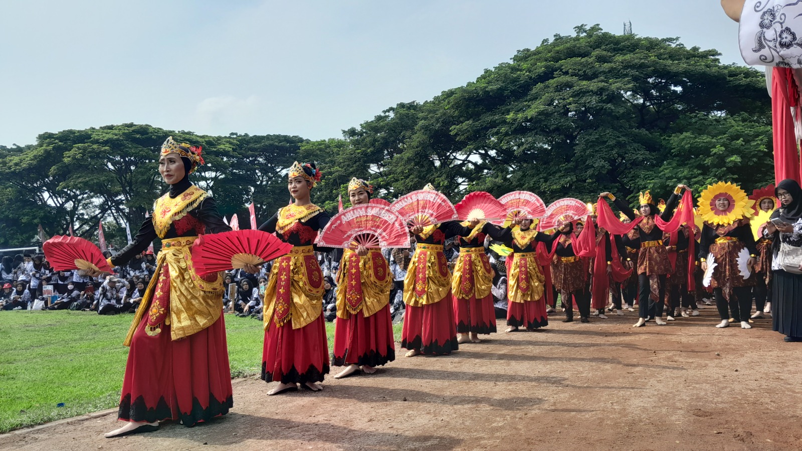 GEMULAI: Ratusan guru TK memeragakan tarian Kupu-Kupu Manis saat peringatan Hari Guru Nasional di Stadion Candabhirawa kemarin.
