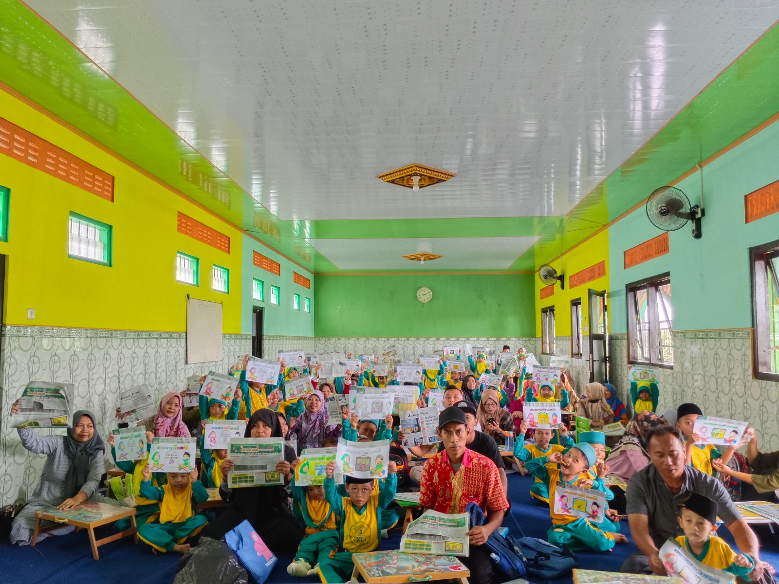 SEMANGAT CERIA : Puluhan siswa RA Kusuma Mulia Turus, Kecamatan Gurah menunjukkan hasil karya mereka di hari pertama Festival Colour Kids (23/11). Seorang siswa MI Al Barokah Tahdzib Kras menempelkan