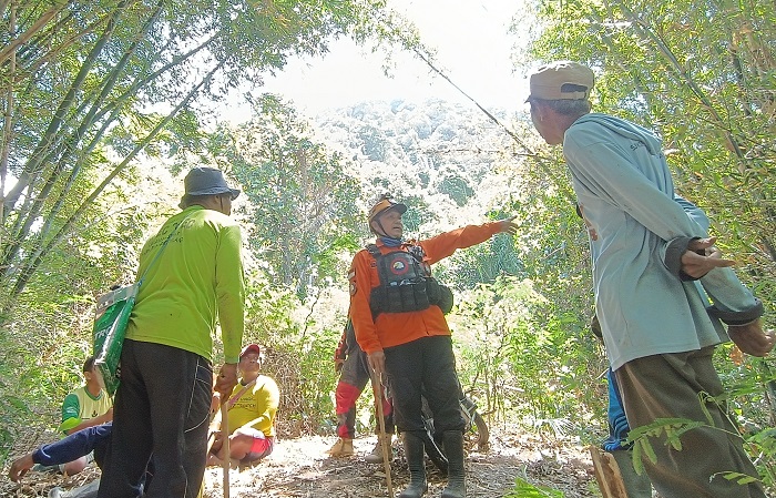 BELUM ADA HASIL: Tim gabungan melakukan koordinasi untuk mencari Riyan Tri Widodo di area Gunung Gede, lereng Gunung Kelud kemarin siang.