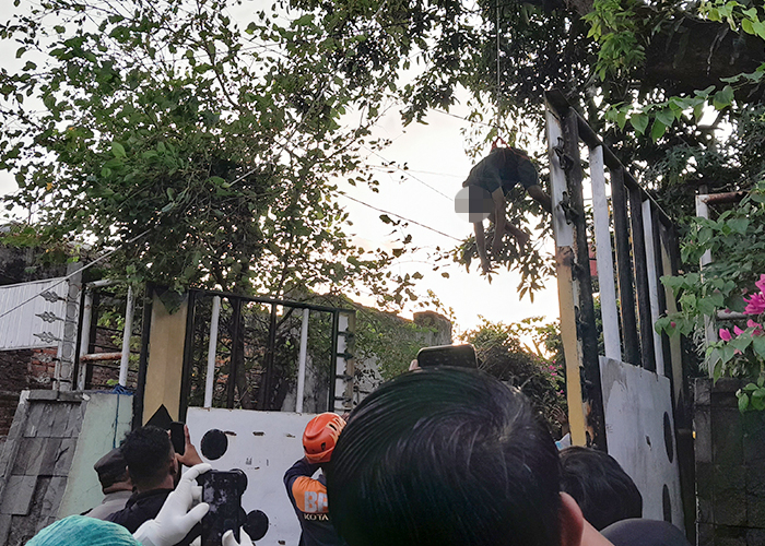 NAHAS: Jasad lansia asal Kelurahan Semampir, Kota Kediri dievakuasi dari pohon mangga. Diduga, dia tewas karena tersengat aliran listrik.