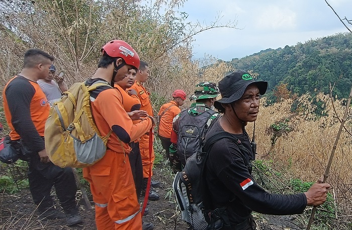 TEBAR PANDANGAN: Tim SAR gabungan melakukan pencarian Riyan yang disebut hilang di lereng Gunung Kelud. Tim menemukan adanya bau bangkai.