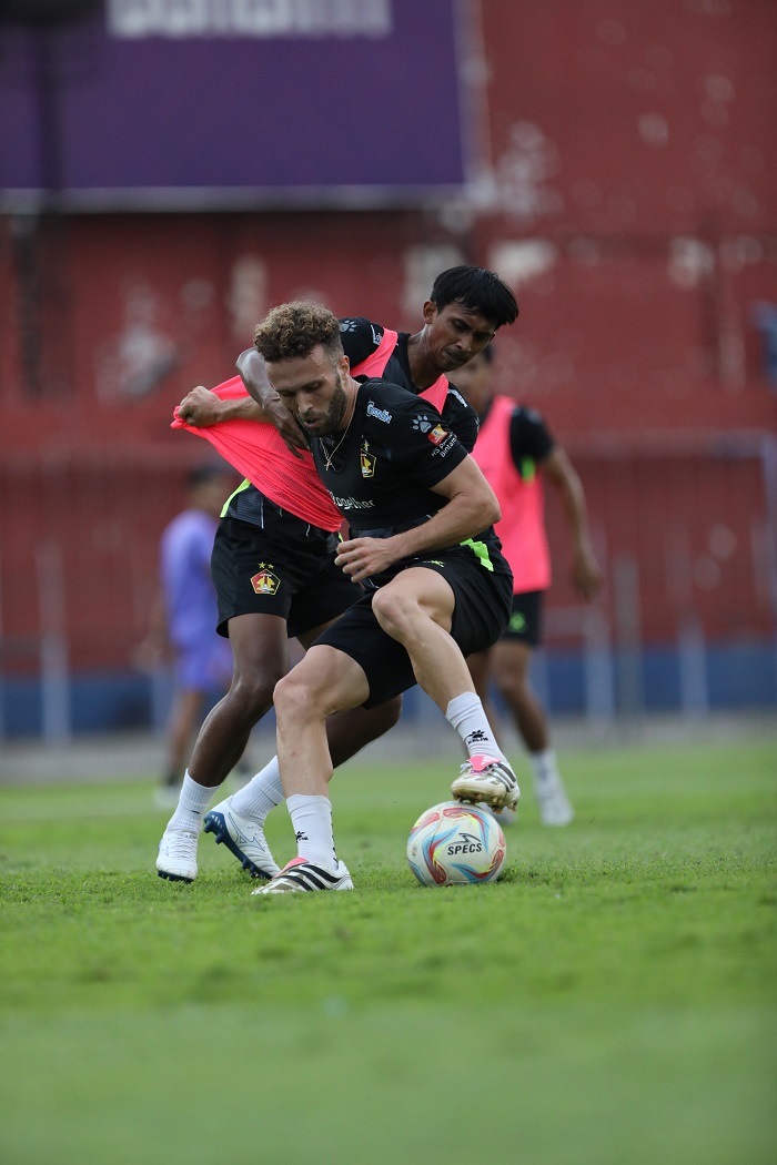 SISA LAGA: Ze Valente saat beradu bola dengan Nuri Fasya. Lawan Dewa United, Persik ingin menang.