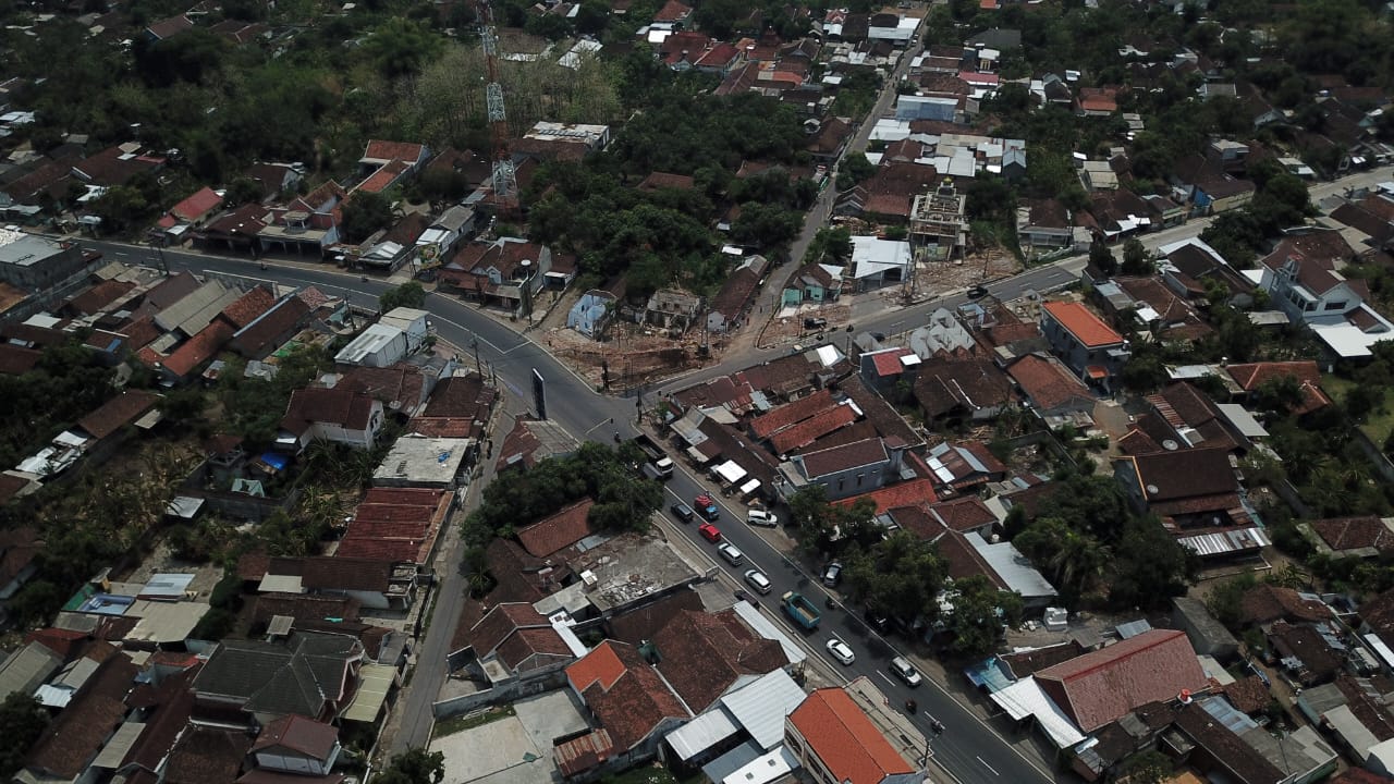 AKSES BANDARA: Perempatan Banyakan yang menjadi pintu masuk menuju Bandara Kediri diperlebar sejak kemarin.