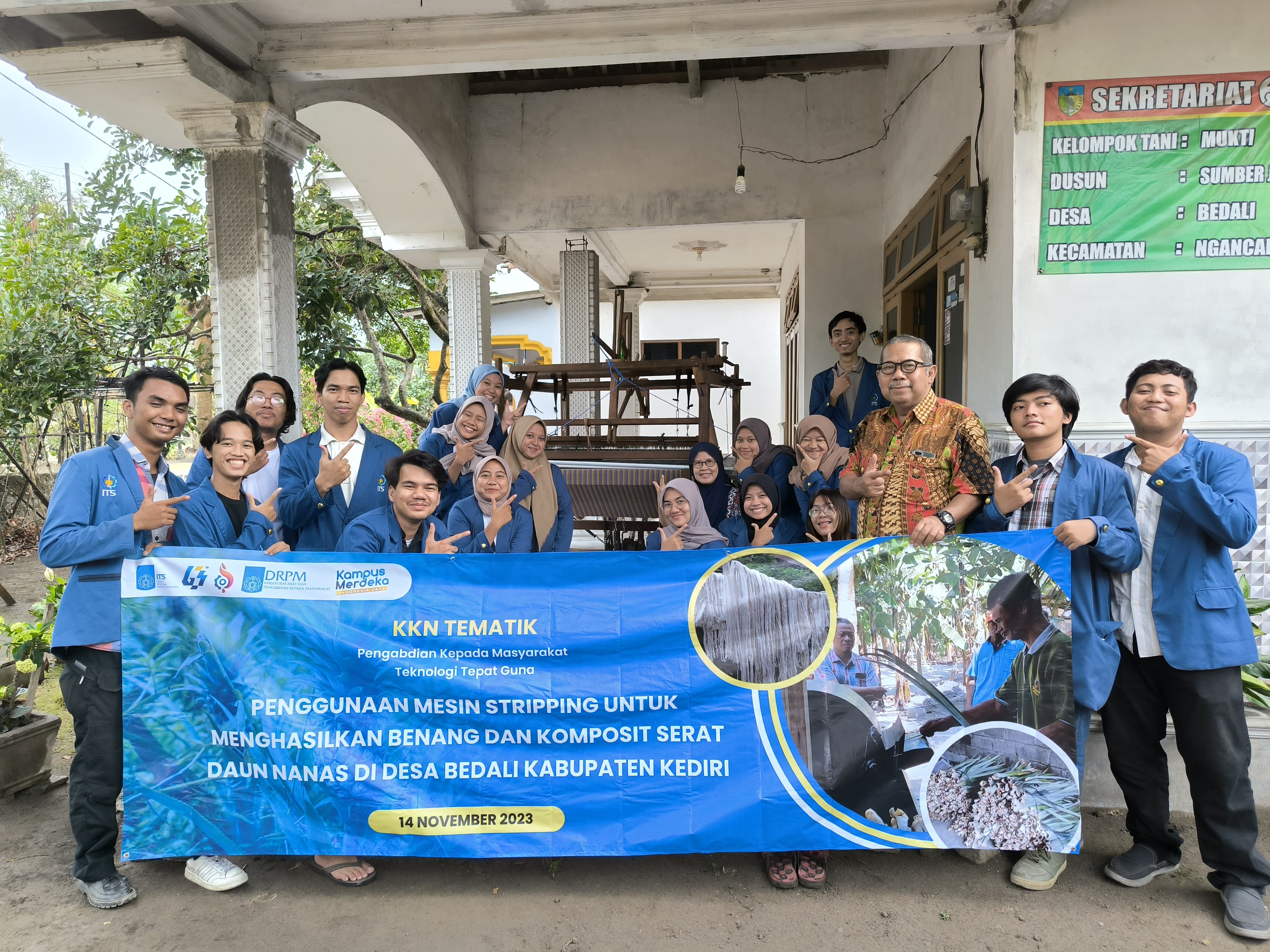KOLEKTIF: Tim Dosen Abmas dan KKN Tematik ITS berfoto bersama di area tempat pengolahan limbah daun nanas Desa Bedali, Ngancar (14/11).