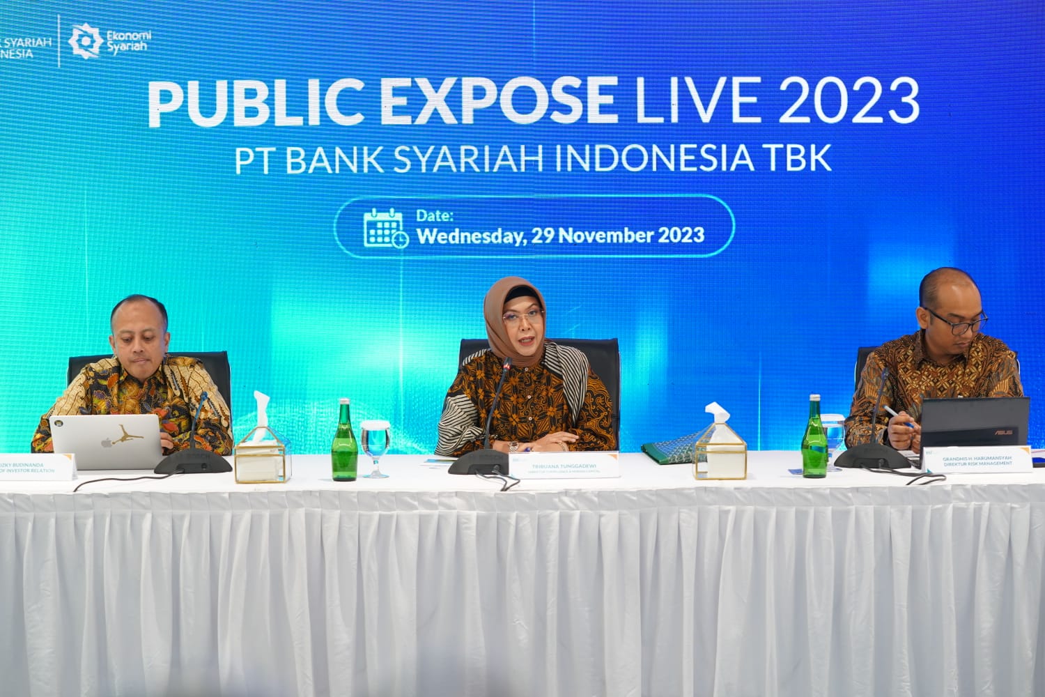 TERUS MENINGKAT: Head Investor Relations BSI dan Direktur Risk Management Grandhis saat memaparkan kinerja BSI kuartal III/2023 dalam Public Expose 2023.
