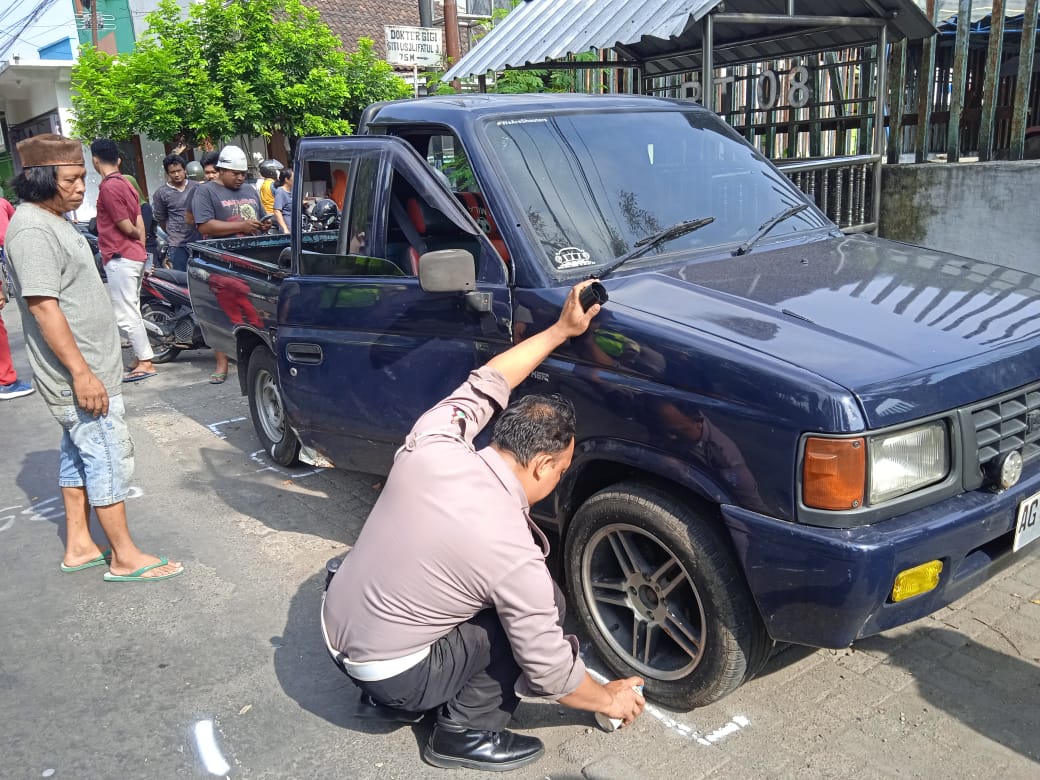 TELITI BARANG BUKTI: Anggota Satlantas Polres Kediri Kota memeriksa mobil pikap yang menjadi pemicu kecelakaan maut kemarin pagi.