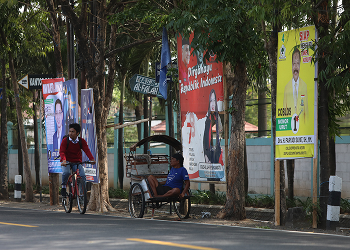 MULAI TERBUKA: Baliho calon anggota legislatif yang semula ditutupi lakban di bagian nomor urut, mulai dibuka di masa kampanye hari pertama kemarin.