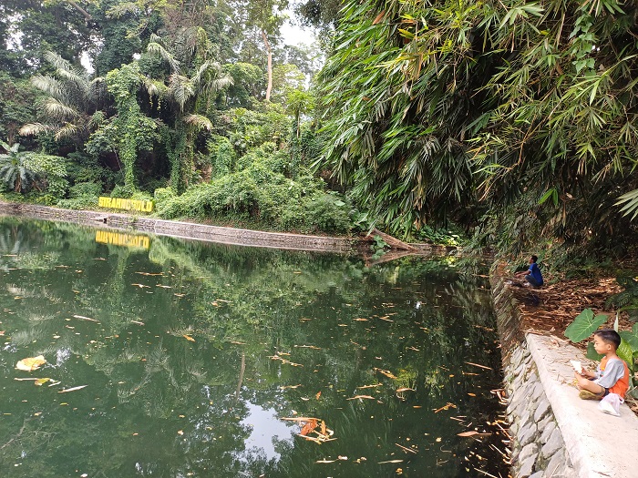 TENANG: Pengunjung sedang memancing di Sumber Sirahnggolo Desa Jagul, Ngancar.