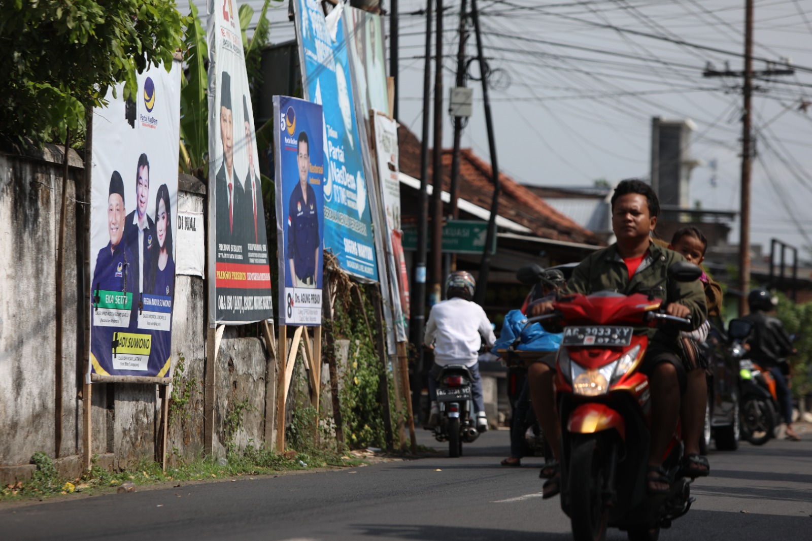 STRATEGIS: Sejumlah baliho calon anggota legislatif (caleg) terpasang di perempatan Kelurahan Ngampel, Kecamatan Mojoroto.