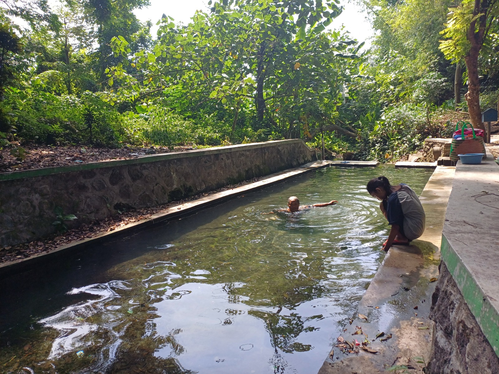 SEGAR: Warga setempat bermain air di Sumber Tirta Ayu Wening di Desa Klanderan, Kecamatan Plosoklaten.