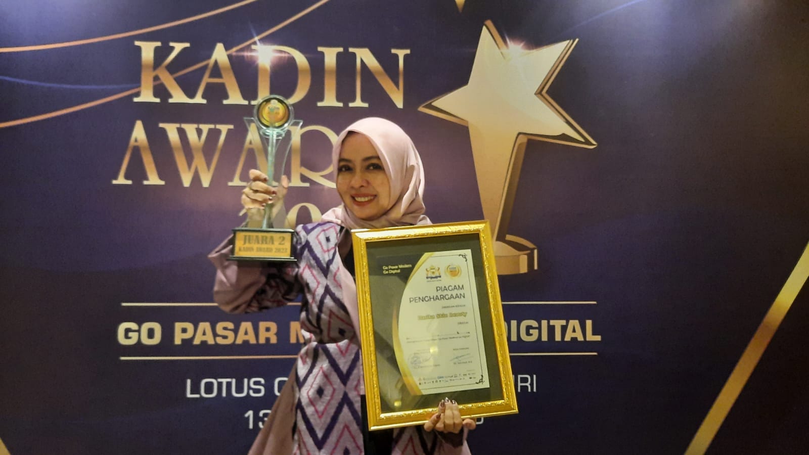 MONCER: Owner Harika Skin Beauty Sari Gunawan berfoto memegang penghargaan usai dinobatkan jadi runner up Kadin Award 2023, Rabu (13/12).