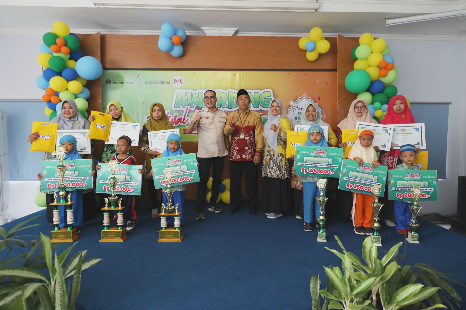 AWARDING: Direktur JP Radar Kediri Kurniawan Muhammad (4 dari kiri) dan Kasubbag Tata Usaha Kemenag Kabupaten Kediri Tontowi Jauhari (5 dari kanan) bersama para siswa pemenang Festival Colour Kids yan