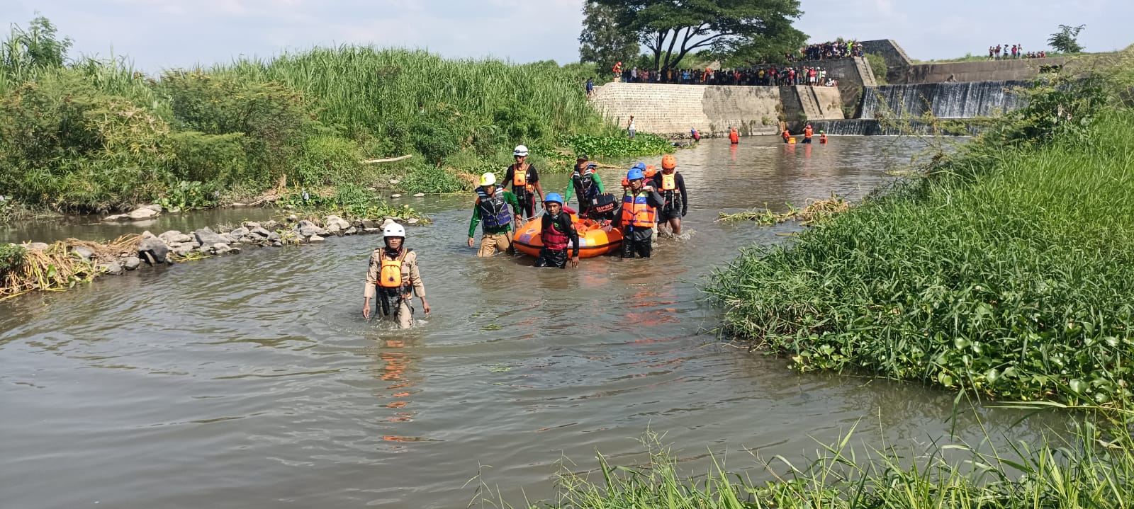 TAK BERNYAWA: Tim SAR mengevakuasi remaja yang tenggelam di Sungai Konto Kediri, Sabtu (16/12). (Foto: Asad MS/JPRK)