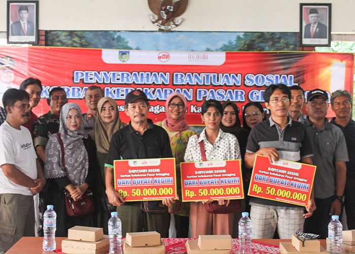 RINGANKAN BEBAN: Kepala Dinas Perdagangan Kabupaten Kediri Tutik Purwaningsih (baju batik) bersama para pedagang korban kebakaran Pasar Gringging.