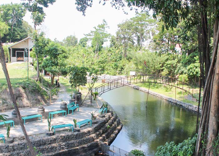 MIRIP HUTAN : Lokasi Punden Mbah Tugurejo ditumbuhi banyak pohon rindang. Pemerintah desa akan mengembangkan menjadi destinasi wisata edukasi.