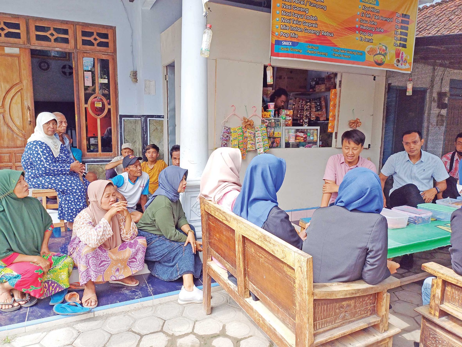 DIALOG: Sales Branch Manager Pertamina Unit Pemasaran V Depo Kediri Agung Wijaya (2 dari kanan) dan Kepala DLHKP Imam Muttakin menyosialisasikan rencana operasional SPBU Tempurejo.