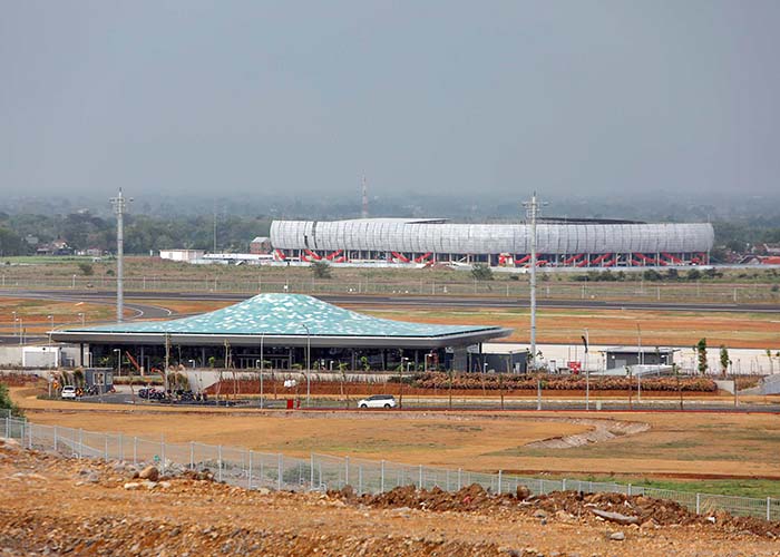 Terminal VIP Bandara Dhoho berdekatan dengan Stadion