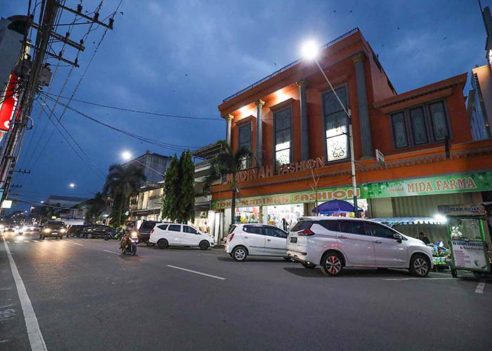 Sejumlah kendaraan roda empat masih parkir di Jl Dhoho