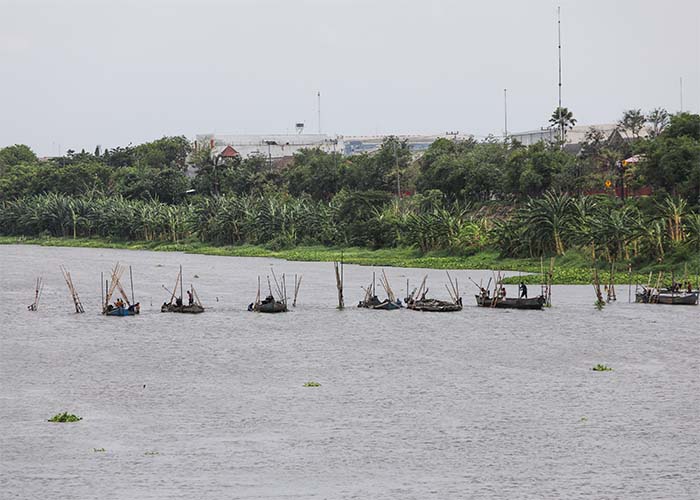 BERBARIS: Deretan perahu penambang pasir di utara Jembatan Brawijaya, Kota Kediri. Foto kanan, perahu berisi disel penyedot pasir yang ditinggal penambangnya di salah satu anak Sungai Brantas di Desa