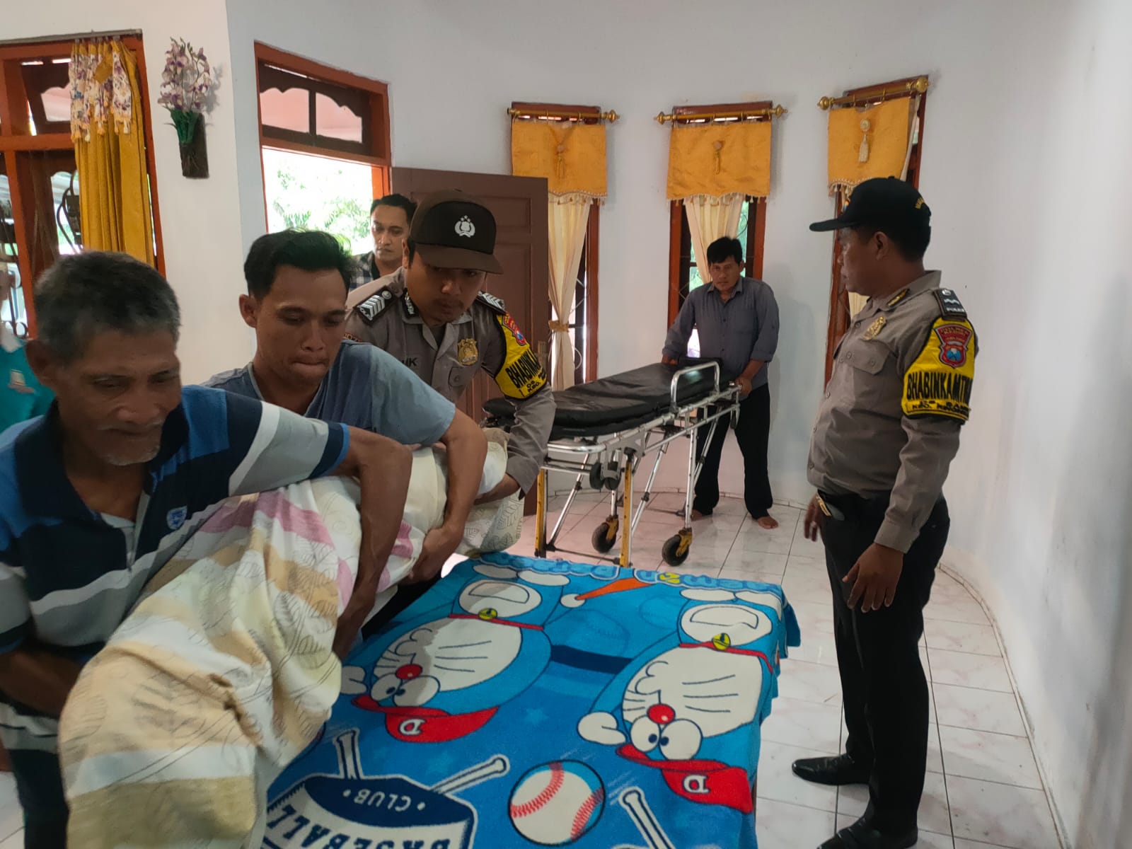 BERTEMU AJAL: Jenazah Sha, bocah SD yang ditemukan tewas di selokan, Rabu (3/1). (Foto: Polsek Ringinrejo for JPRK)