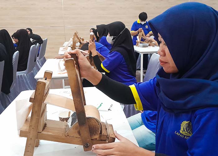 Ketika Warga Binaan Lapas Mendapat Pelatihan Linting Rokok