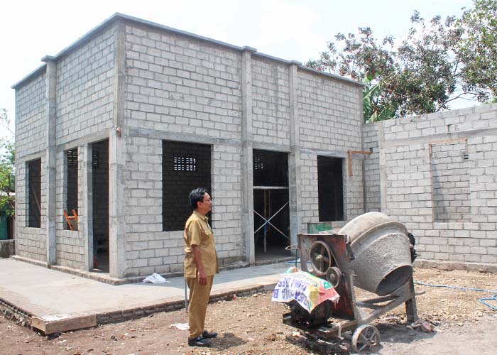 INOVASI: Sekdes Pojok, Kecamatan Wates Adji Sadewo sedang mengamati gedung taman posyandu di desanya.