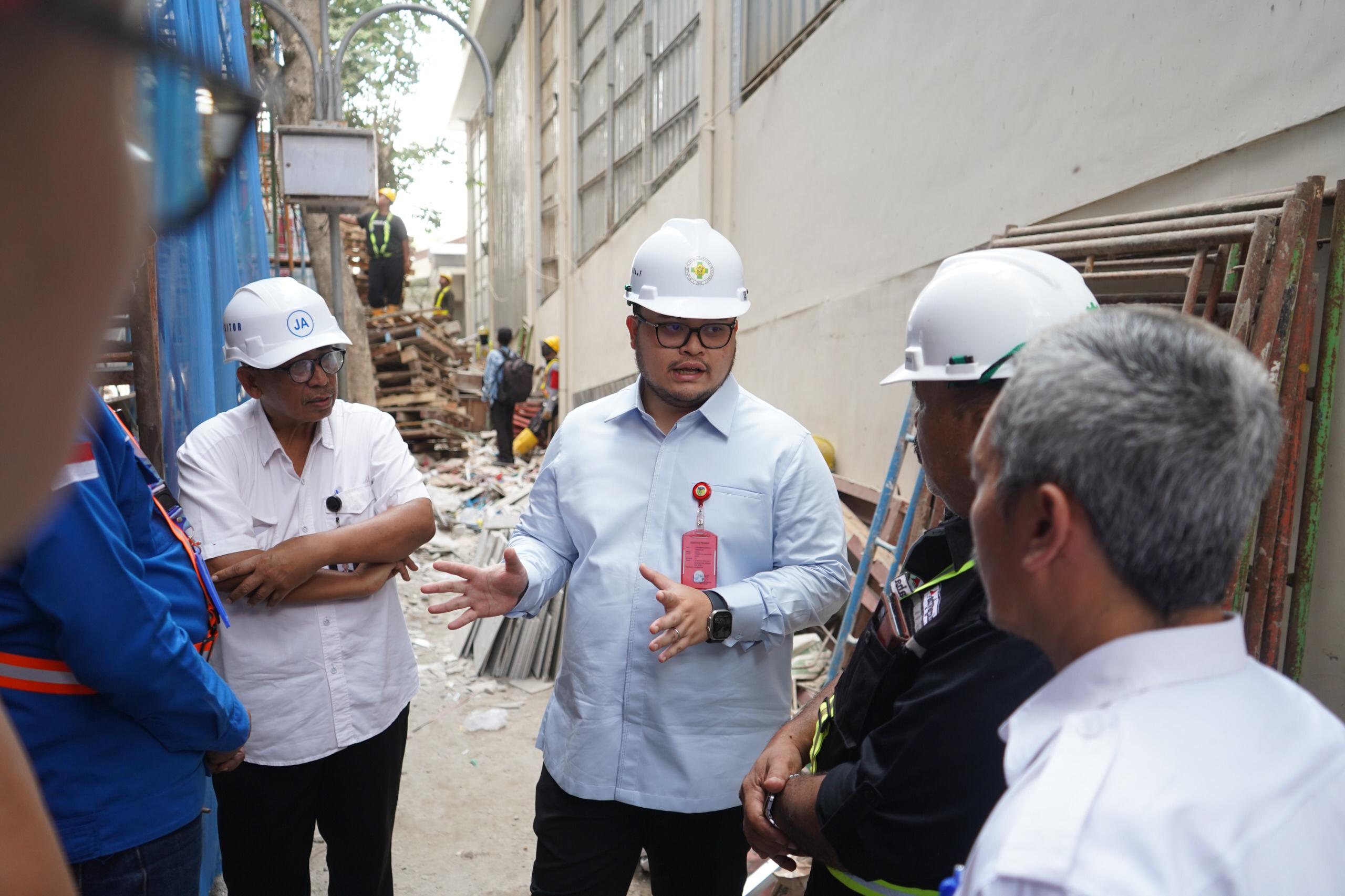 CEK KESIAPAN: Bupati Kediri Hanindhito Himawan Pramana saat meninjau progres pembangunan gedung baru RSUD Kabupaten Kediri berstandar KRIS-JKN. (Foto: Pemkab Kediri untuk JPRK)