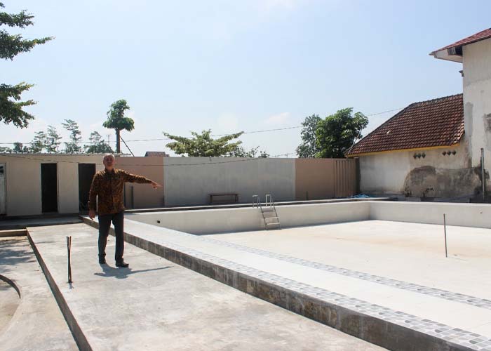 INDAH: Pemdes Sumberagung, Kecamatan Wates mengembangkan wisata desa dengan membangun kolam renang.