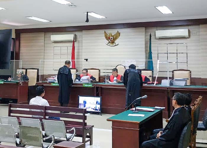 MEJA HIJAU: Suasana persidangan Kades Jambean Hari Amin di Pengadilan Negeri (PN) Tindak Pidana Korupsi (Tipikor) Surabaya. Hari menjalani persidangan pertama pada Selasa lalu (9/1).