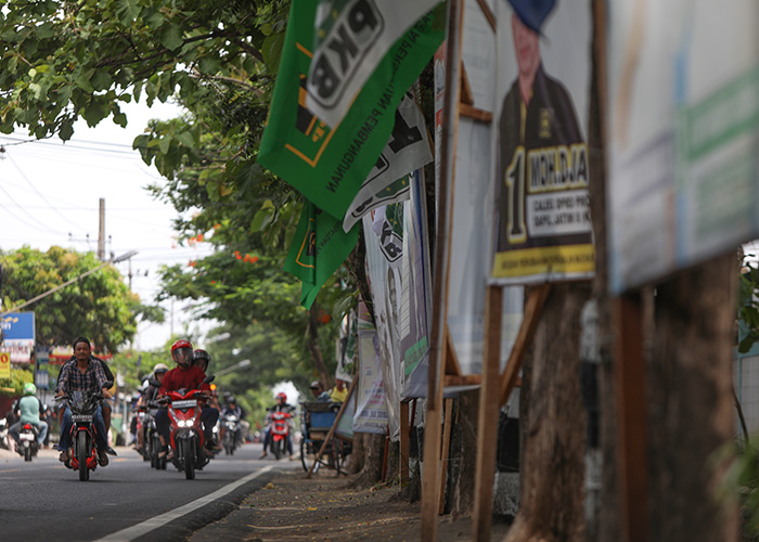 PADAT: Sejumlah alat peraga kampanye terpasang di sepanjang Jl Dr Saharjo. Keberadaan banner dan APK yang marak itu berbanding terbalik dengan jumlah dana kampanye yang dilaporkan